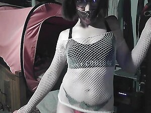 Sexy fem boy shake's thick ass to Dembow