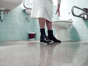 Mitsuha who goes to the toilet like a girl.