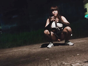 Gathering up her courage. She went out to find a mate with a stray pooch on street.The smell of female pooch pheromones in heat was so strong that the male mutts in the area barked at her to show their desire to mate.